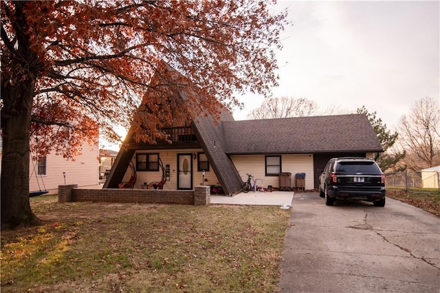 view of front of property featuring a front lawn