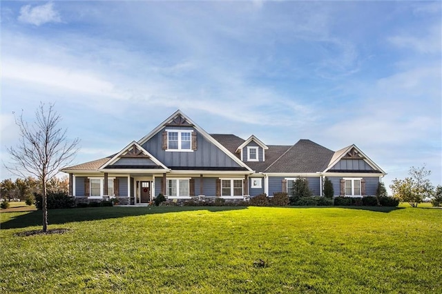 craftsman-style house featuring a front lawn