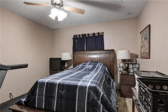 bedroom featuring carpet flooring, ceiling fan, and a textured ceiling