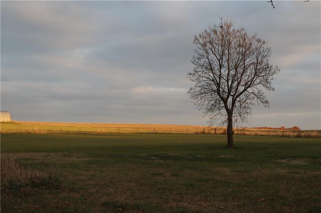 view of yard featuring a rural view