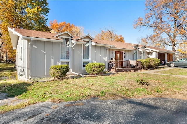 single story home with a front lawn