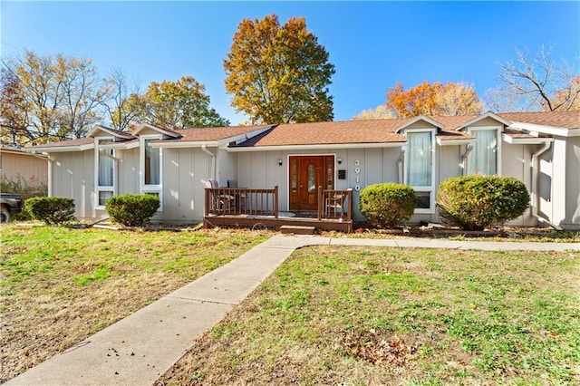 single story home with a front lawn