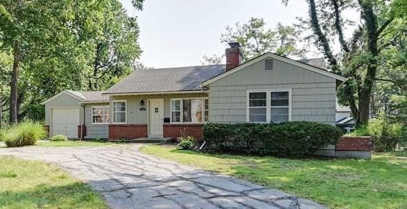 view of front facade featuring a front lawn and a garage