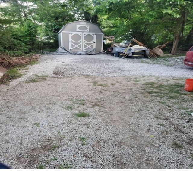 view of yard with a storage shed