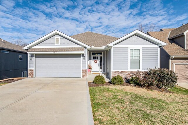 view of front of home featuring a front yard