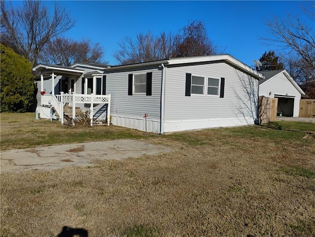 view of front of property featuring a porch and a front yard