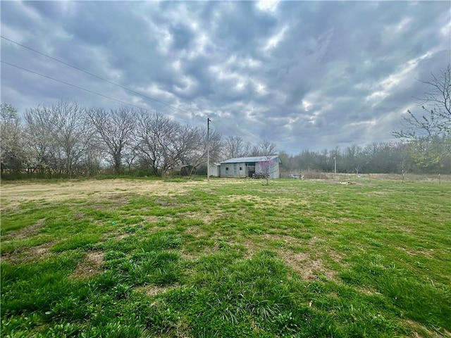 view of yard featuring a rural view