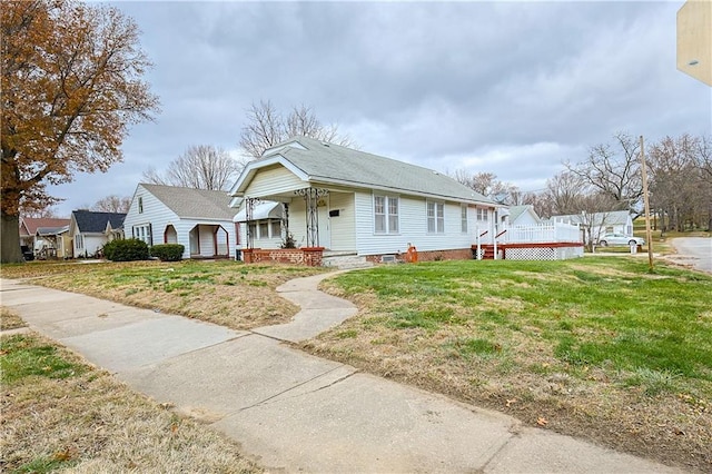 view of front of house with a front lawn