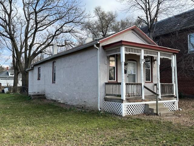 view of front facade featuring a porch and a front lawn