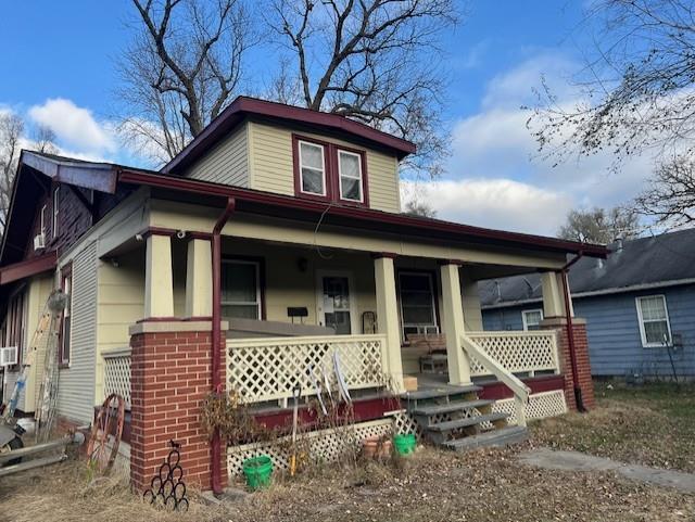 view of front of property featuring covered porch