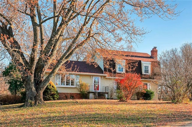 view of front of home with a front lawn