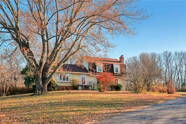 view of front of property featuring a front yard