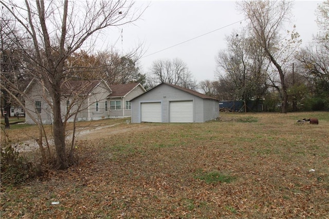 view of yard featuring a garage and an outdoor structure