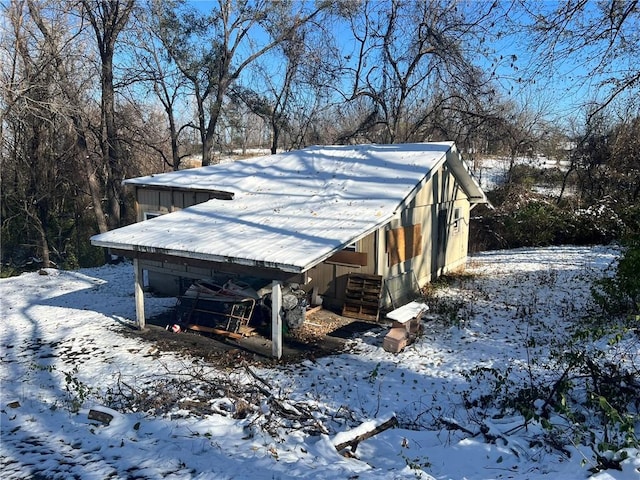 exterior space featuring an outbuilding