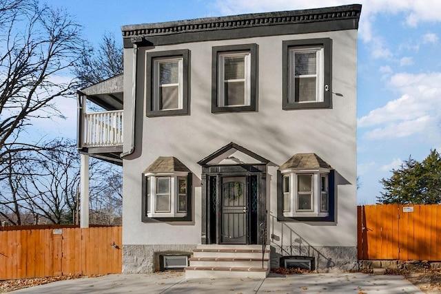 view of front of home featuring a balcony