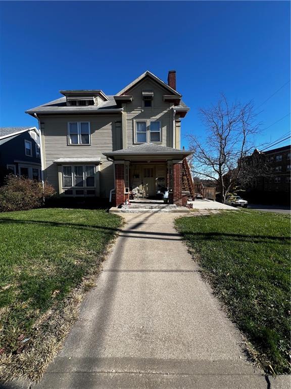 view of front of property featuring a porch and a front yard