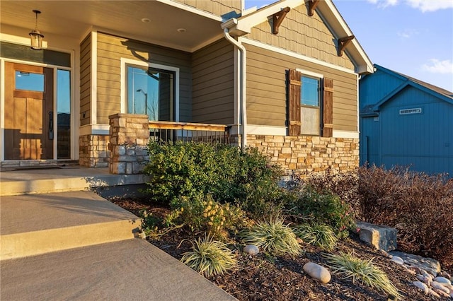 entrance to property featuring a porch