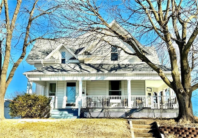 view of front of home featuring a front lawn and covered porch