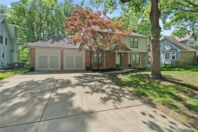 view of front of home featuring a front yard