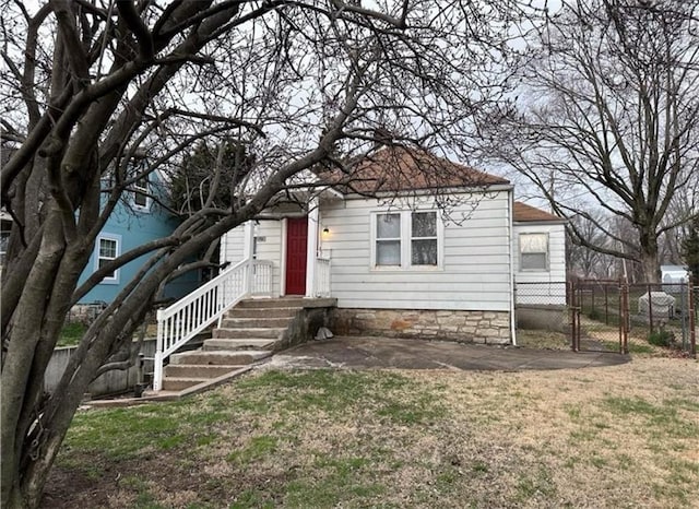 view of front of house featuring a front lawn