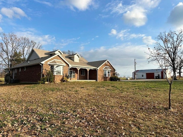 view of front of house featuring a front yard