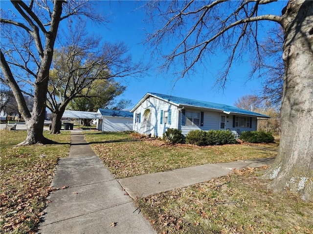 view of front of property featuring a front lawn