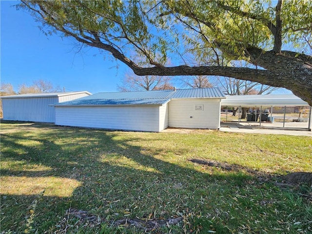 view of yard with a carport