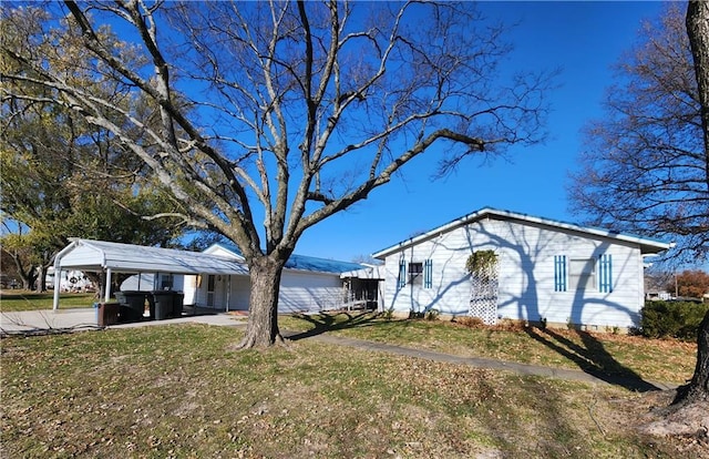 ranch-style house featuring a front yard