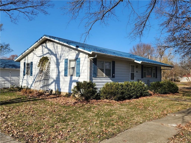 single story home featuring a front lawn