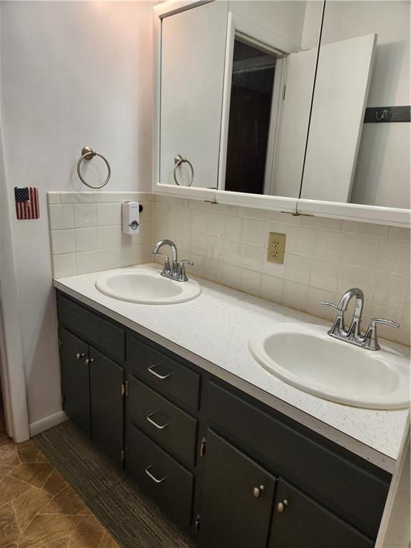 bathroom featuring tasteful backsplash and vanity