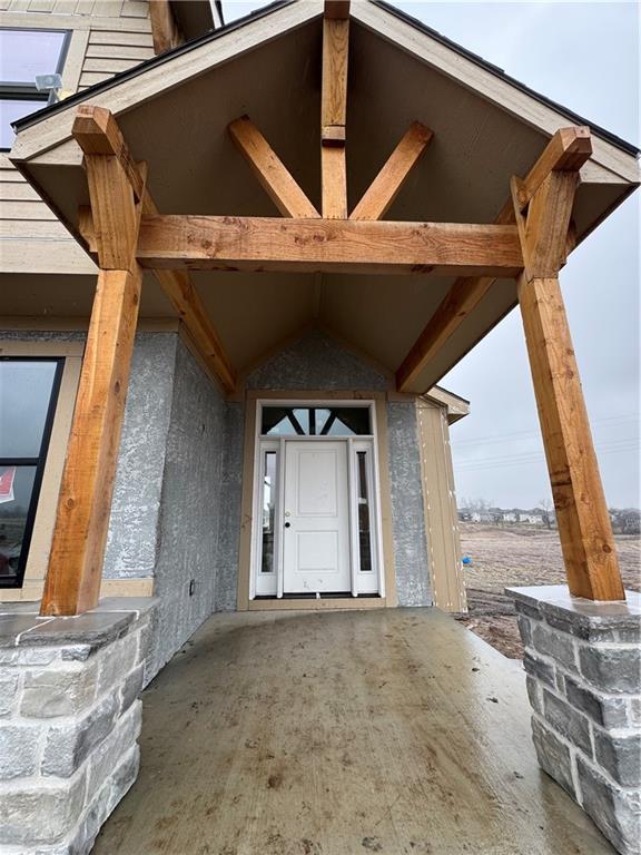 view of exterior entry featuring stucco siding