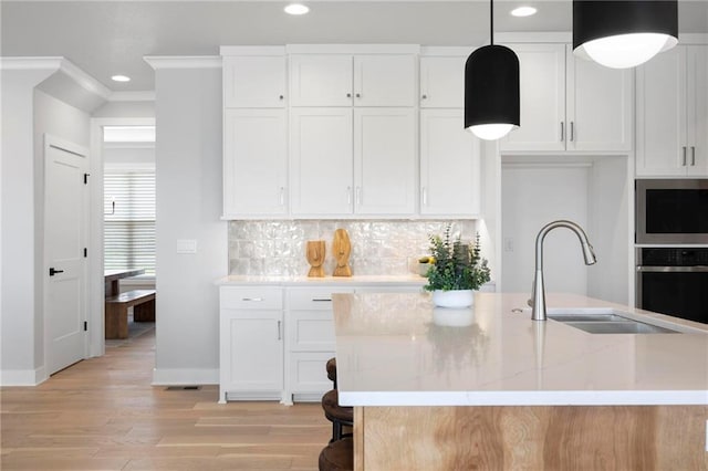 1516 NW 106th St, Kansas City, MO 64155 - kitchen featuring a sink, stainless steel appliances, light wood-style flooring, white cabinetry, and recessed lighting