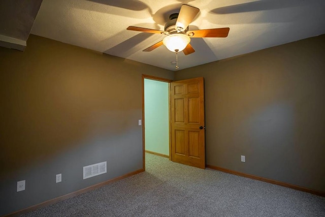 carpeted empty room featuring ceiling fan