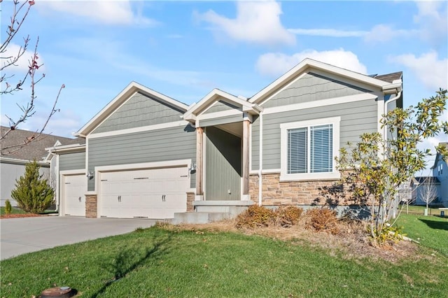 view of front of property featuring a front yard and a garage