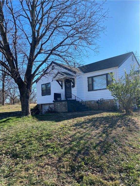 view of front of home with a front yard