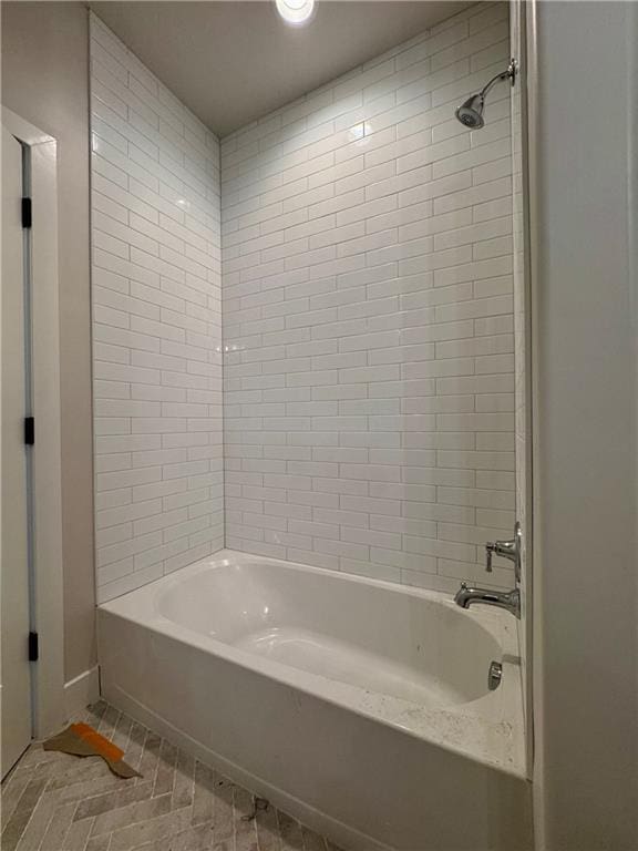 7719 NE 103rd Ter, Kansas City, MO 64157 - bathroom featuring shower / bath combination, baseboards, and recessed lighting