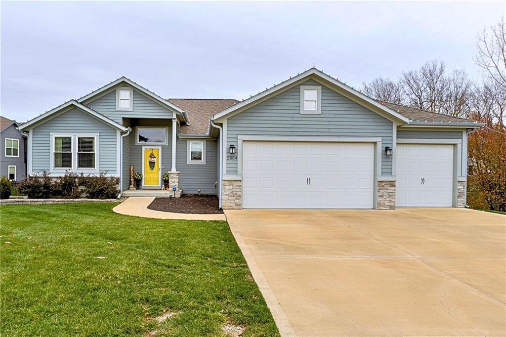 view of front facade featuring a garage and a front lawn