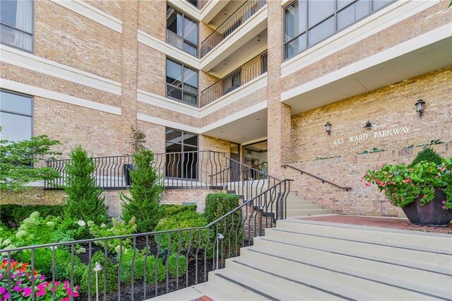 433 Ward Pkwy Unit 3S, Kansas City, MO 64112 - view of property featuring stairway