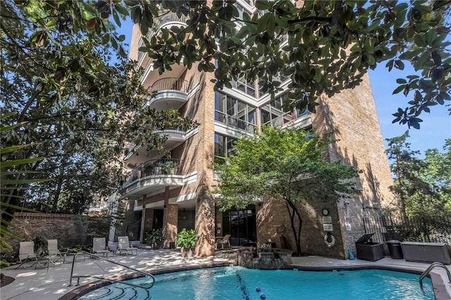 433 Ward Pkwy Unit 3S, Kansas City, MO 64112 - community pool featuring a patio