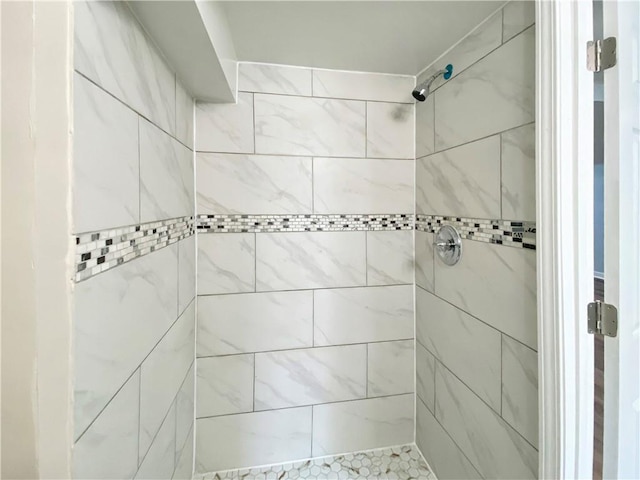 bathroom featuring tiled shower