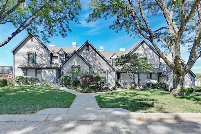 view of front of property featuring a front lawn