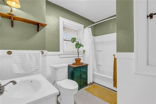 full bathroom featuring toilet, sink, and shower / tub combo with curtain