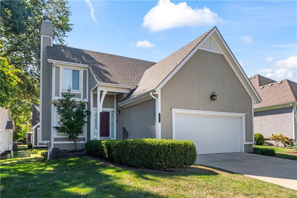 view of front of house with a front lawn