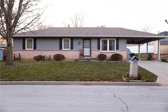 view of front of home featuring ceiling fan, a front yard, and a carport