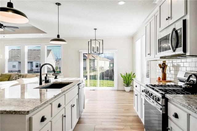 20915 W 190th Ter, Spring Hill, KS 66083 - kitchen with stainless steel appliances, a sink, baseboards, decorative backsplash, and recessed lighting