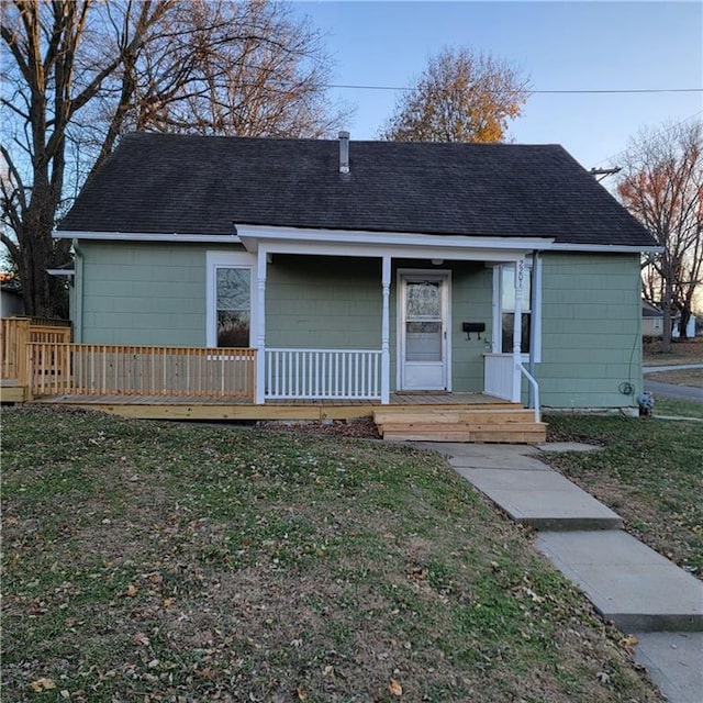 view of front of home featuring a porch and a front lawn