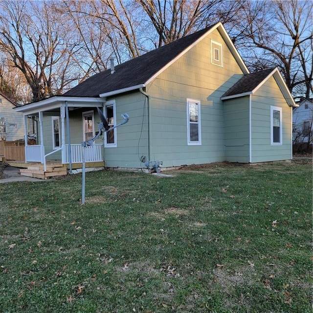 view of front facade with covered porch and a front yard