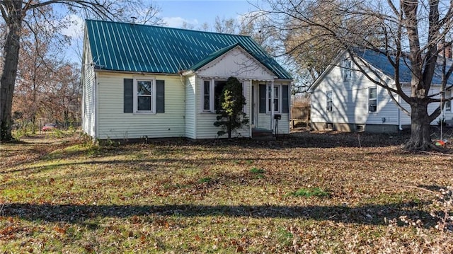 view of front of house featuring a front yard