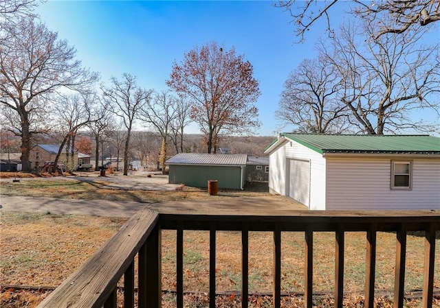 view of yard featuring an outbuilding and a garage