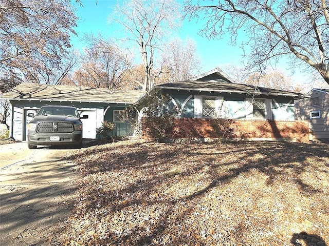 view of front facade with a garage